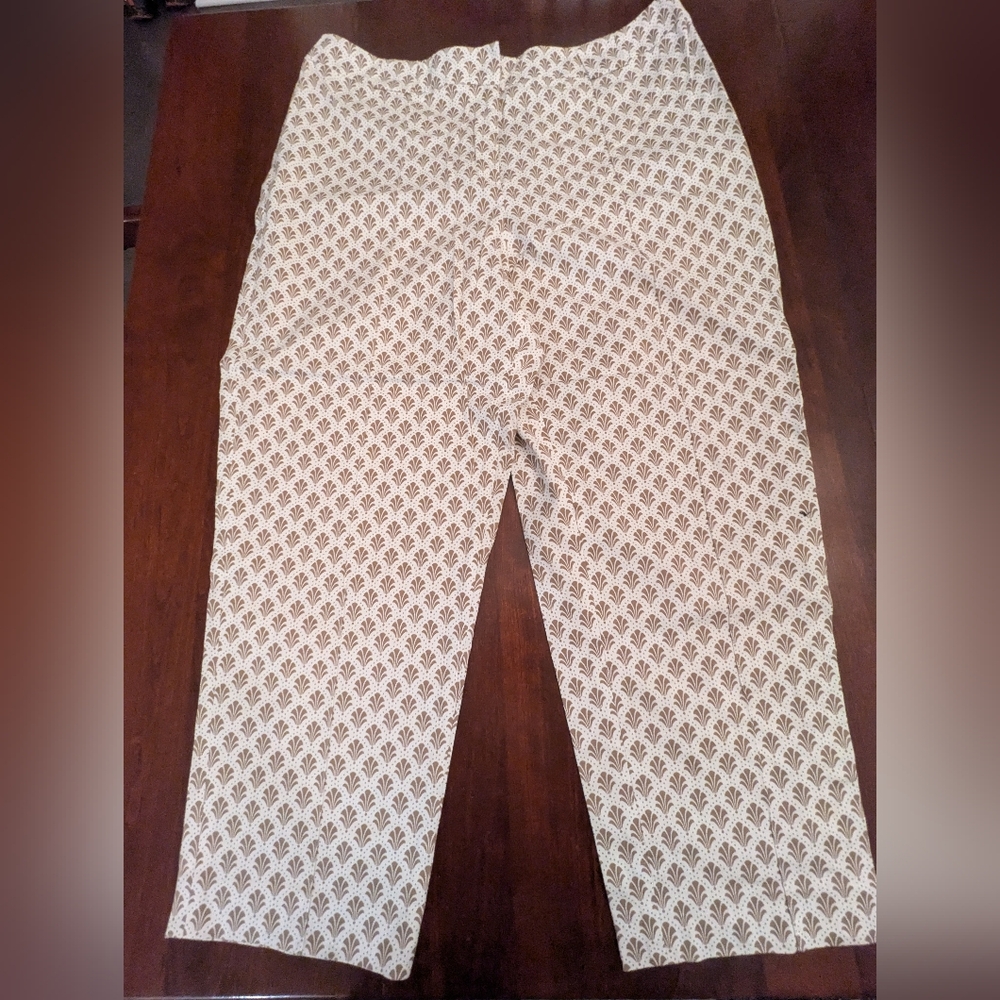 Talbots Size 16 Cropped Pants, Tan And White